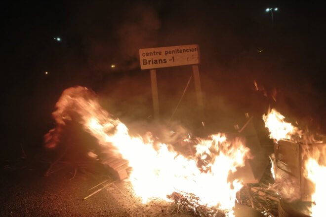 Treballadors tallen els accessos d’unes quantes presons per la mort d’una cuinera a Mas d’Enric