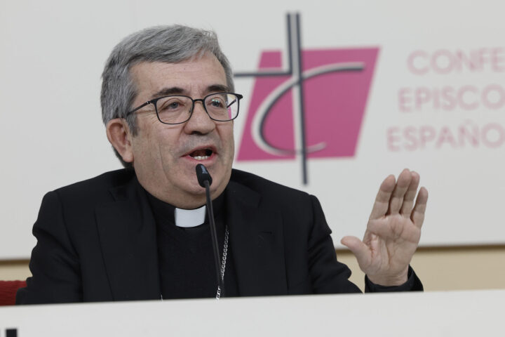 Luis Argüello, en una conferència de premsa avui després d'haver estat elegit president la Conferència Episcopal Espanyola (fotografia: EFE / Chema Moya).