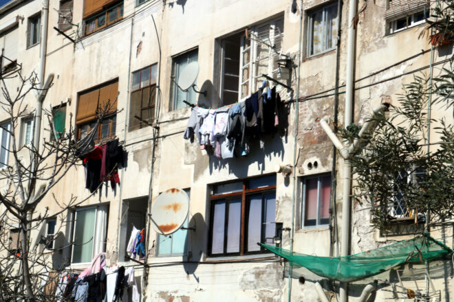 Esplugues ordena de desallotjar l’edifici El Barco pel seu estat de ruïna