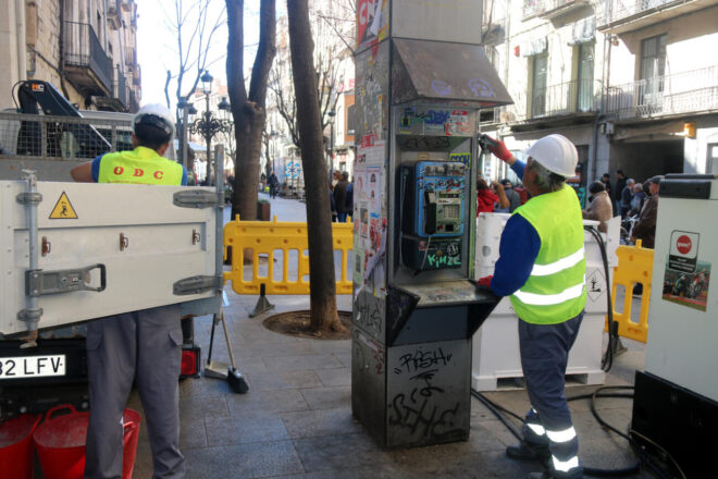 Treuen l’última cabina de telèfon de Girona: al final de la Rambla, en desús i degradada