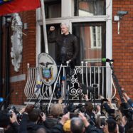 Els partidaris d’Assange veuen la llum al final del túnel mentre Biden estudia de retirar-ne l’ordre d’extradició