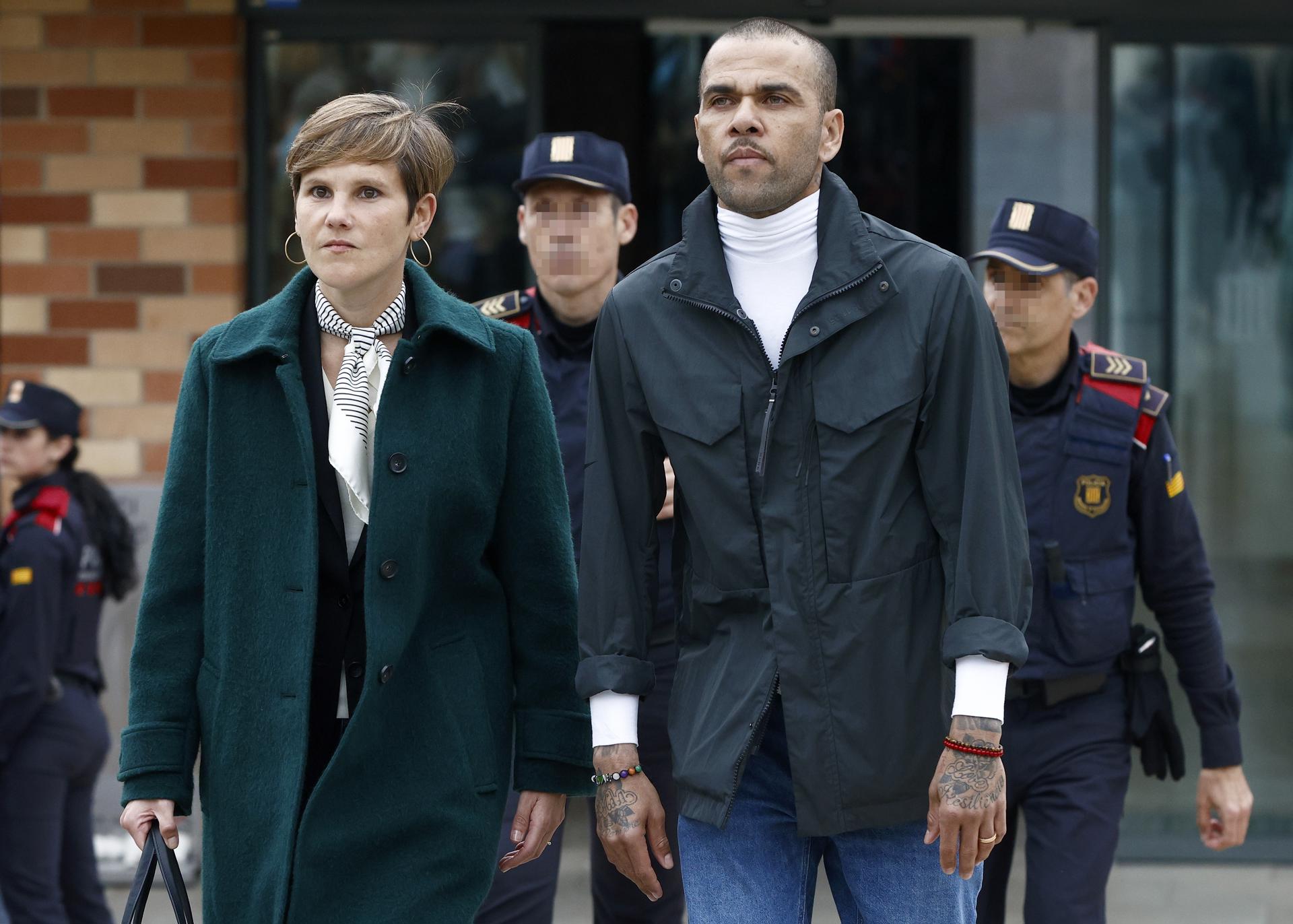 Alves sortint de la presó (fotografia: EFE / Quique Garcia).