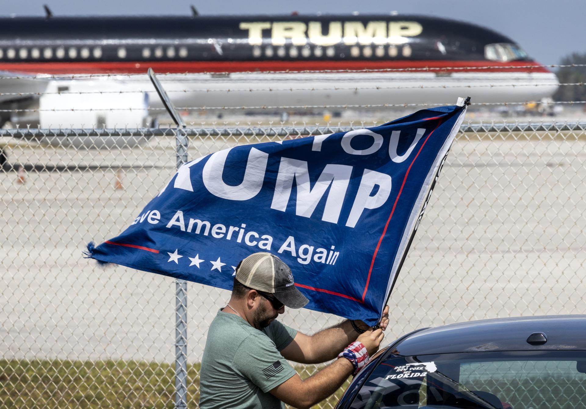 L'avió personal de Trump, a l'aeroport de West Palm Beach (Fotografia de Cristobal Herrera-Ulashkevich)