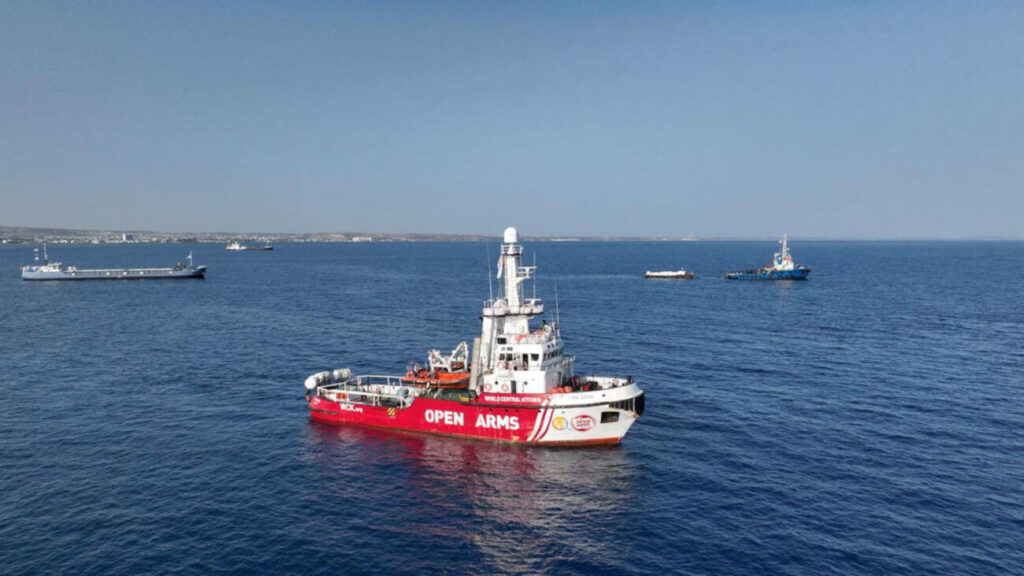 Open Arms rescata 12 activistes de la Flotilla que havien quedat a la deriva
