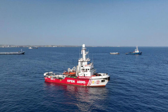 Open Arms rescata 12 activistes de la Flotilla que havien quedat a la deriva