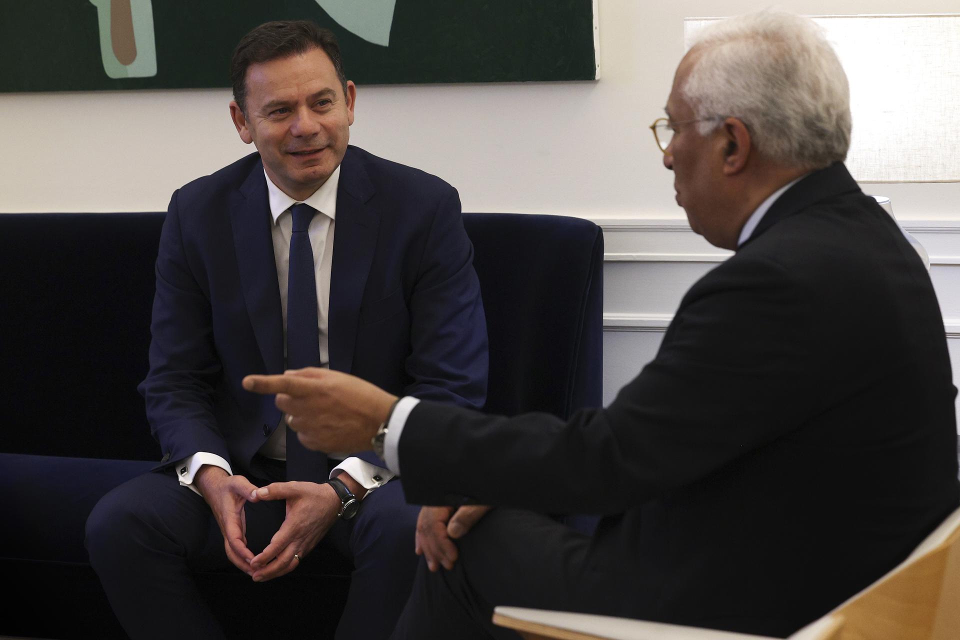 El nou primer ministre de Portugal, Luis Montenegro, amb el seu antecessor Antonio Costa