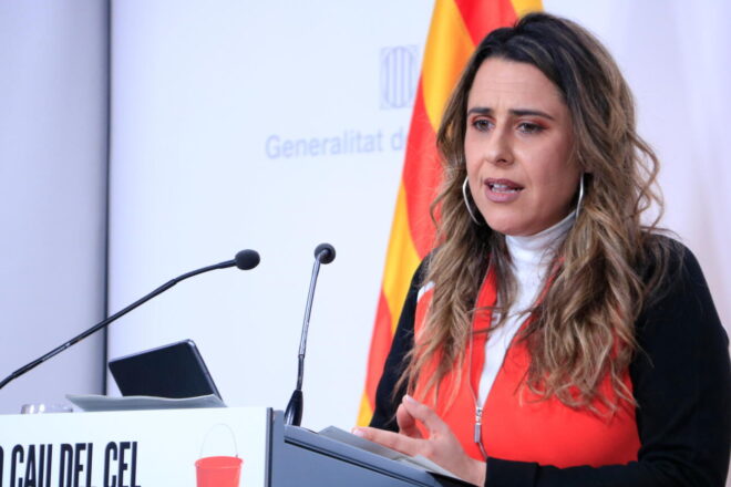 El govern travessa les hores més baixes de la legislatura, collat pels comuns