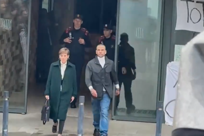 [VÍDEO] Dani Alves surt de la presó després d'haver pagat un milió d’euros de fiança