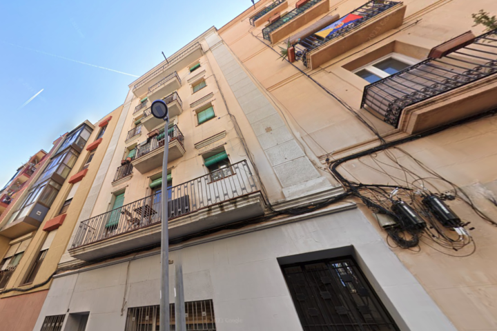 Imatge de la finca del carrer de Magalhaes de Barcelona (Google Maps)