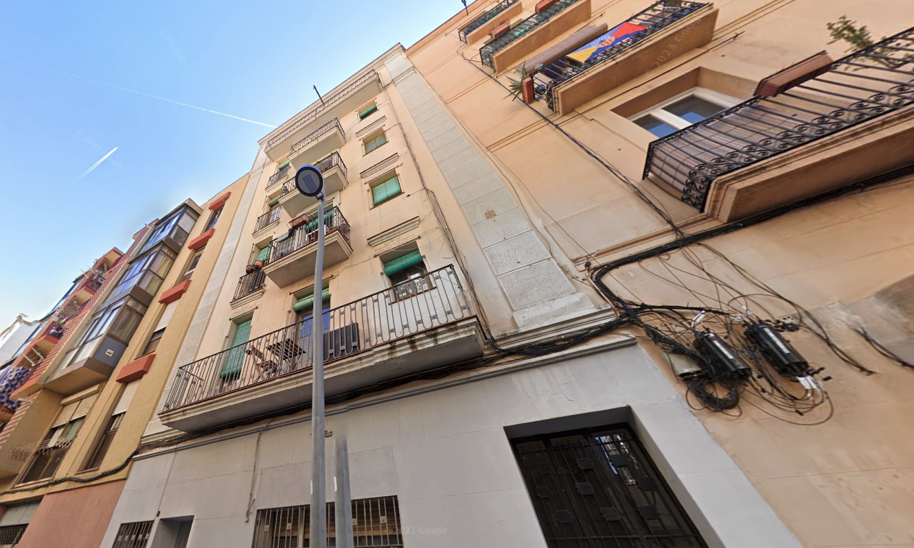 Imatge de la finca del carrer de Magalhaes de Barcelona (Google Maps)