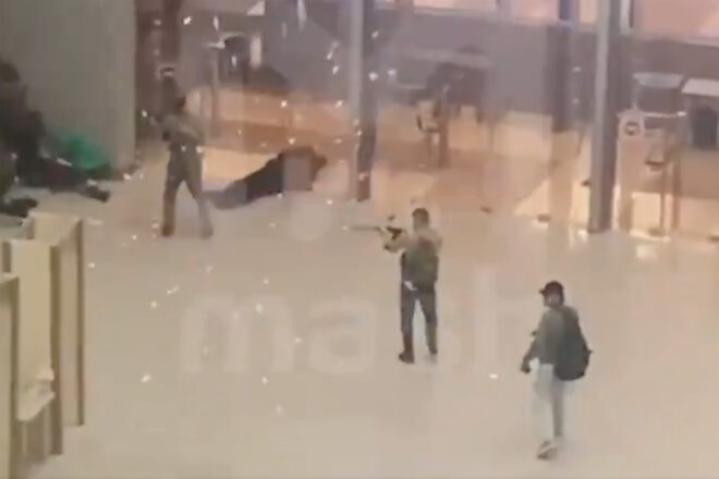 Dotze morts i trenta-cinc ferits, pel cap baix, en un tiroteig en una sala de concerts a Moscou