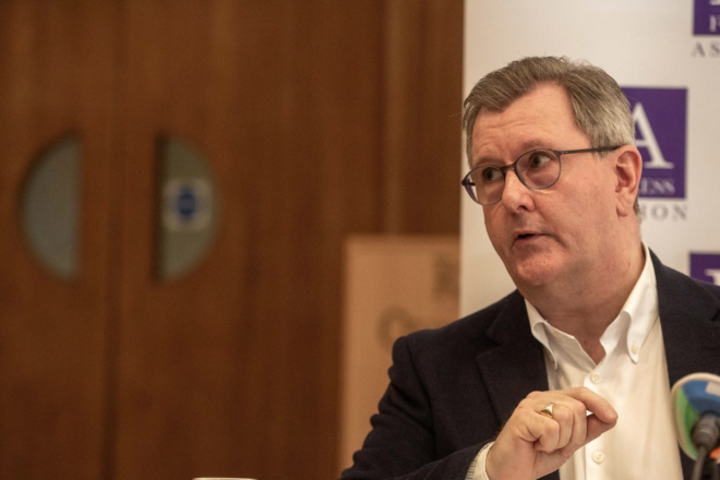 El dirigent unionista del Nord d’Irlanda renuncia al càrrec després d’haver estat denunciat per un delicte sexual