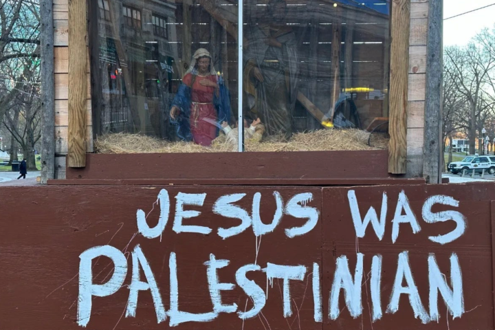 El pessebre de la ciutat de Boston d'enguany, amb una pintada que diu que Jesús era palestí.