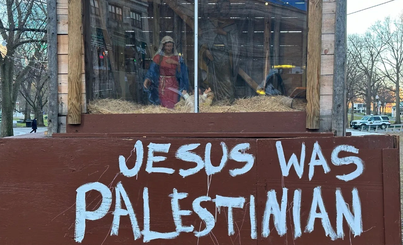 El pessebre de la ciutat de Boston d'enguany, amb una pintada que diu que Jesús era palestí.