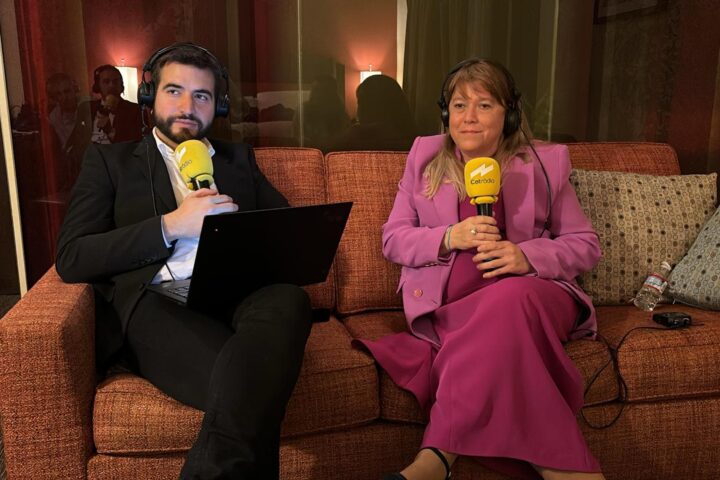 Ricard Ustrell i la consellera de Cultura, Natàlia Garriga, en l'habitació de l'hotel (fotografia: Catalunya Ràdio).