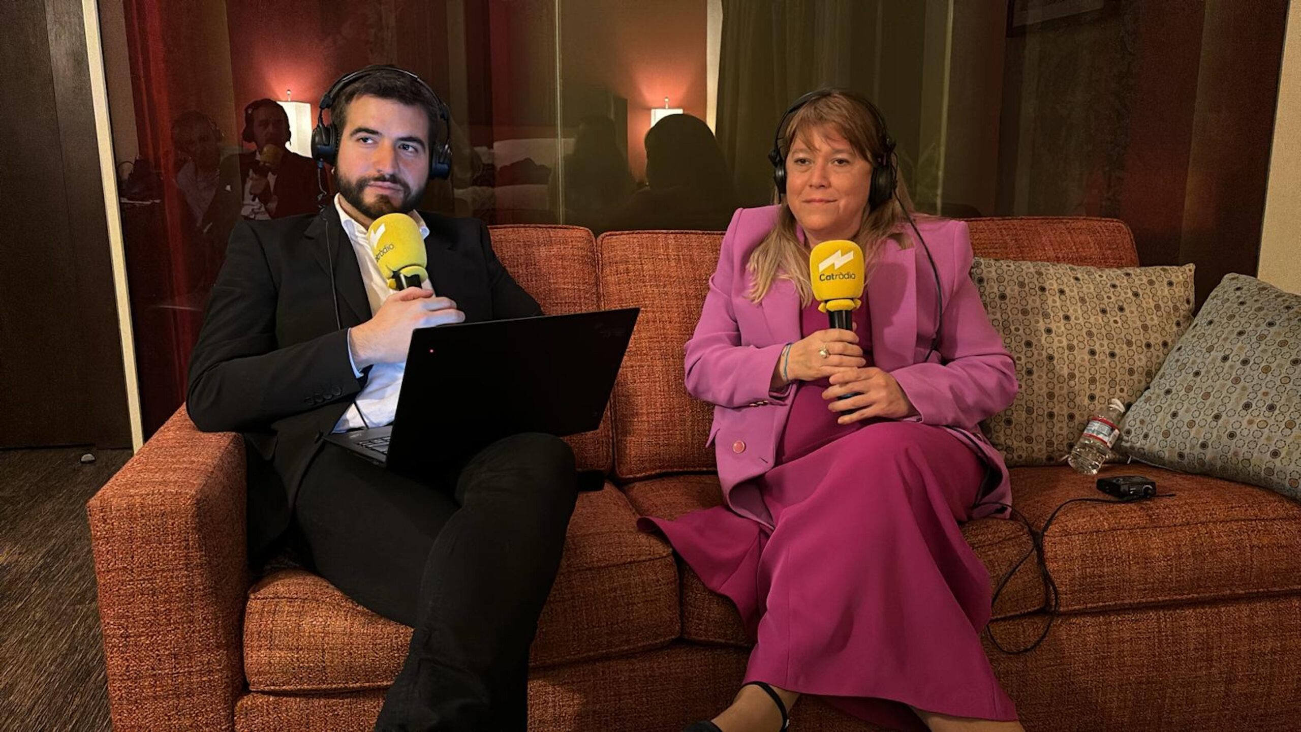 Ricard Ustrell i la consellera de Cultura, Natàlia Garriga, en l'habitació de l'hotel (fotografia: Catalunya Ràdio).