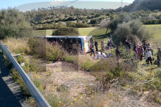 Tretze ferits després d’haver bolcat un autobús de l’Imserso a Mallorca