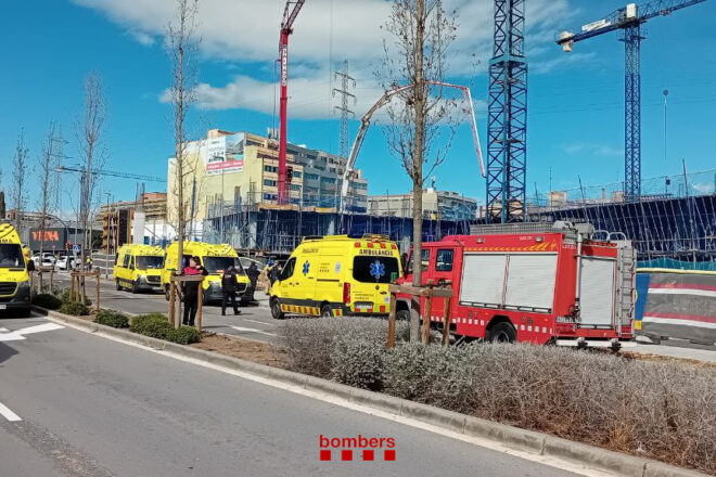 Un ferit crític en caure un autobús a l’interior d’unes obres a Cornellà de Llobregat
