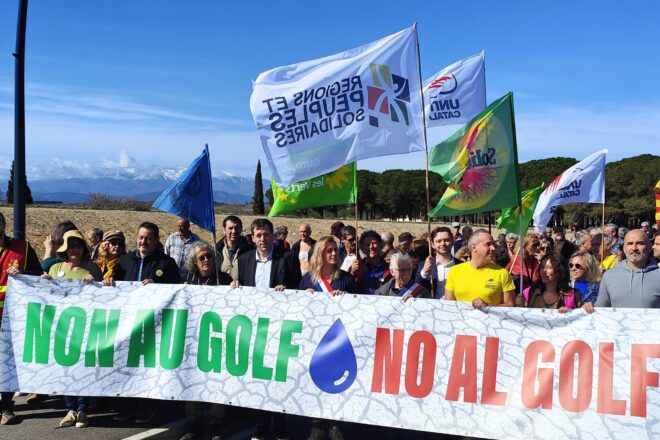 Milers de manifestants protesten contra el macroprojecte turístic de Vilanova de Raó