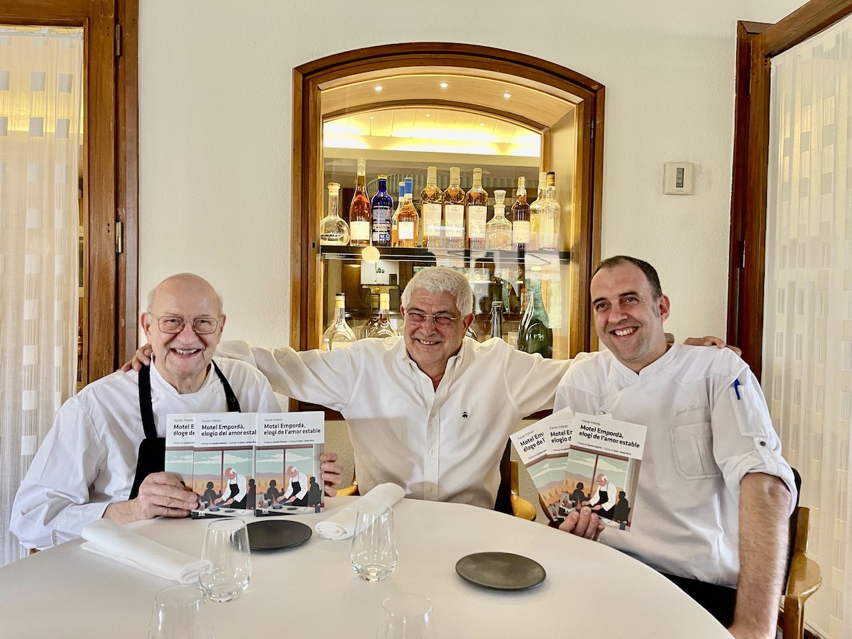 Xavier Febrés, acompanyat de Josep Subirós, a l'esquerra, i el seu fill, Jordi Subirós Mercader.