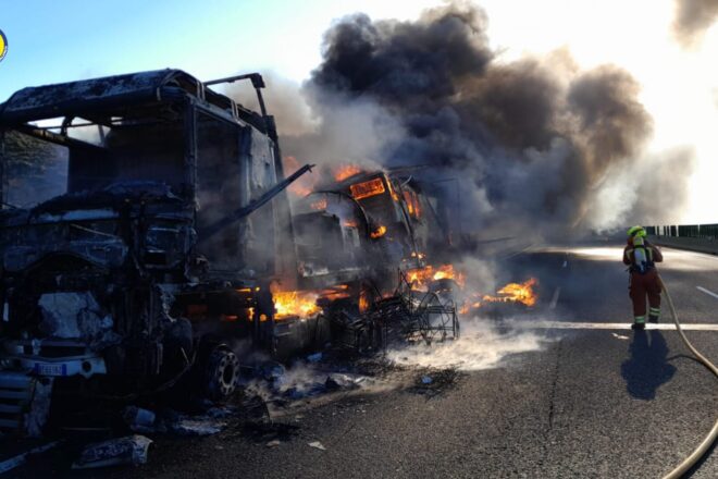 Tallen la A-3 a l’altura de Bunyol per l’incendi d’un camió