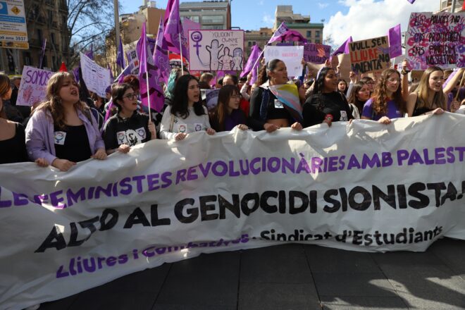 La manifestació d’estudiants pel 8-M omple el centre de Barcelona