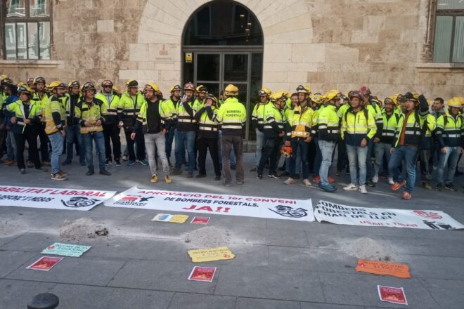 Els bombers forestals exigeixen al Consell un conveni digne i acabar amb la temporalitat