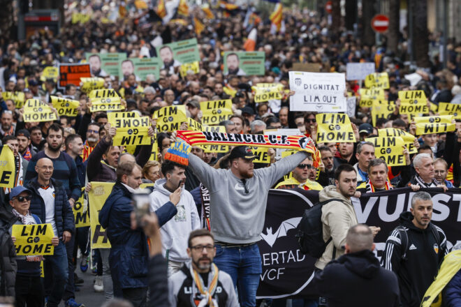 Seguidors del València CF es manifesten contra la gestió de Peter Lim