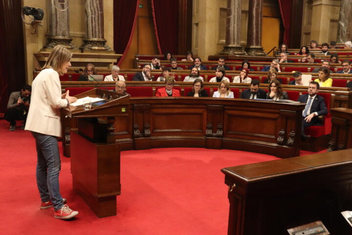 Jéssica Albiach intervé al ple del pressupost al parlament (fotografia: ACN).