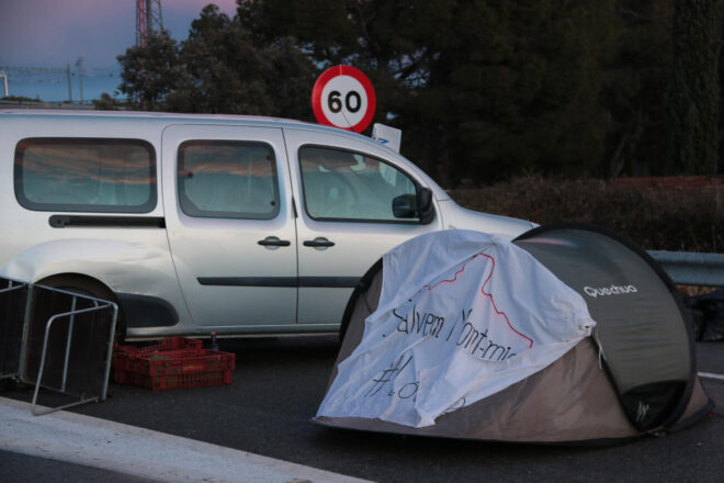 Els pagesos tallen la AP-7 a Cambrils per protestar contra el Hard Rock
