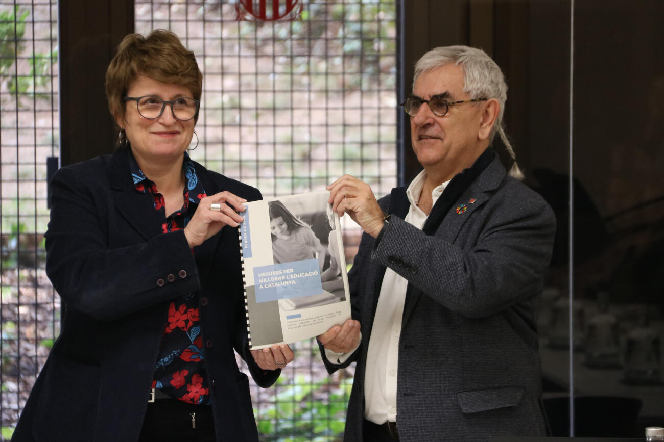 La consellera d'Educació, Anna Simó, amb el coordinador del grup impulsor, Jesús Vinyes (fotografia: ACN / María Belmez).