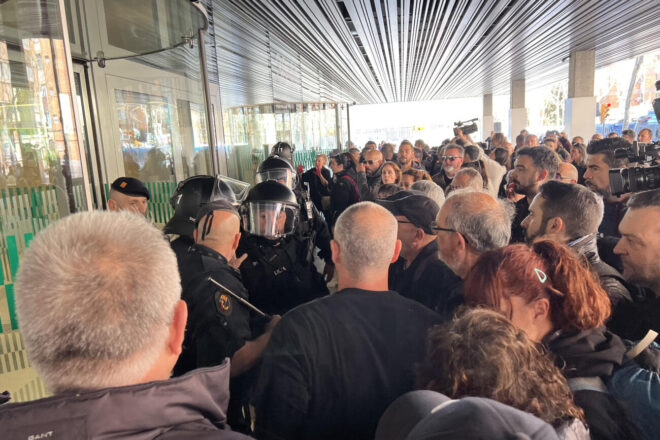 Els Mossos carreguen per evitar que els sindicats de presons entrin per la força al Departament de Justícia