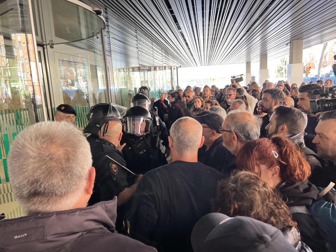 Els sindicats de presons intenten entrar per la força al Departament de Justícia (fotografia: ACN / Pol Solà).