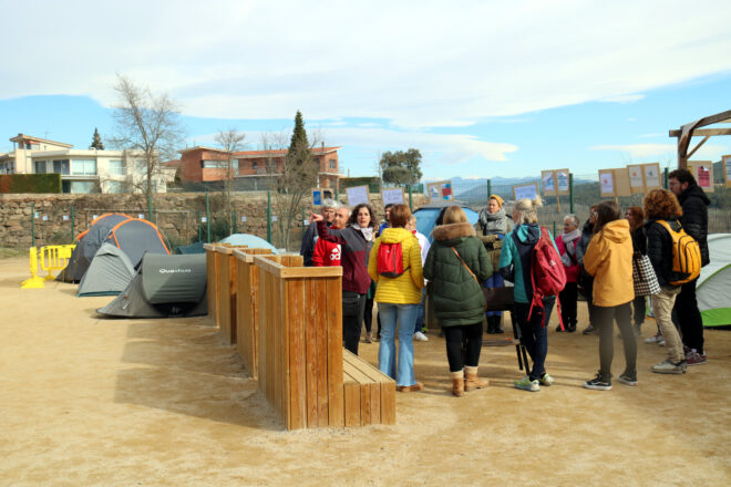 Tretze anys en mòduls pre-fabricats: les famílies dormen a l’institut de Navàs per exigir un nou edifici