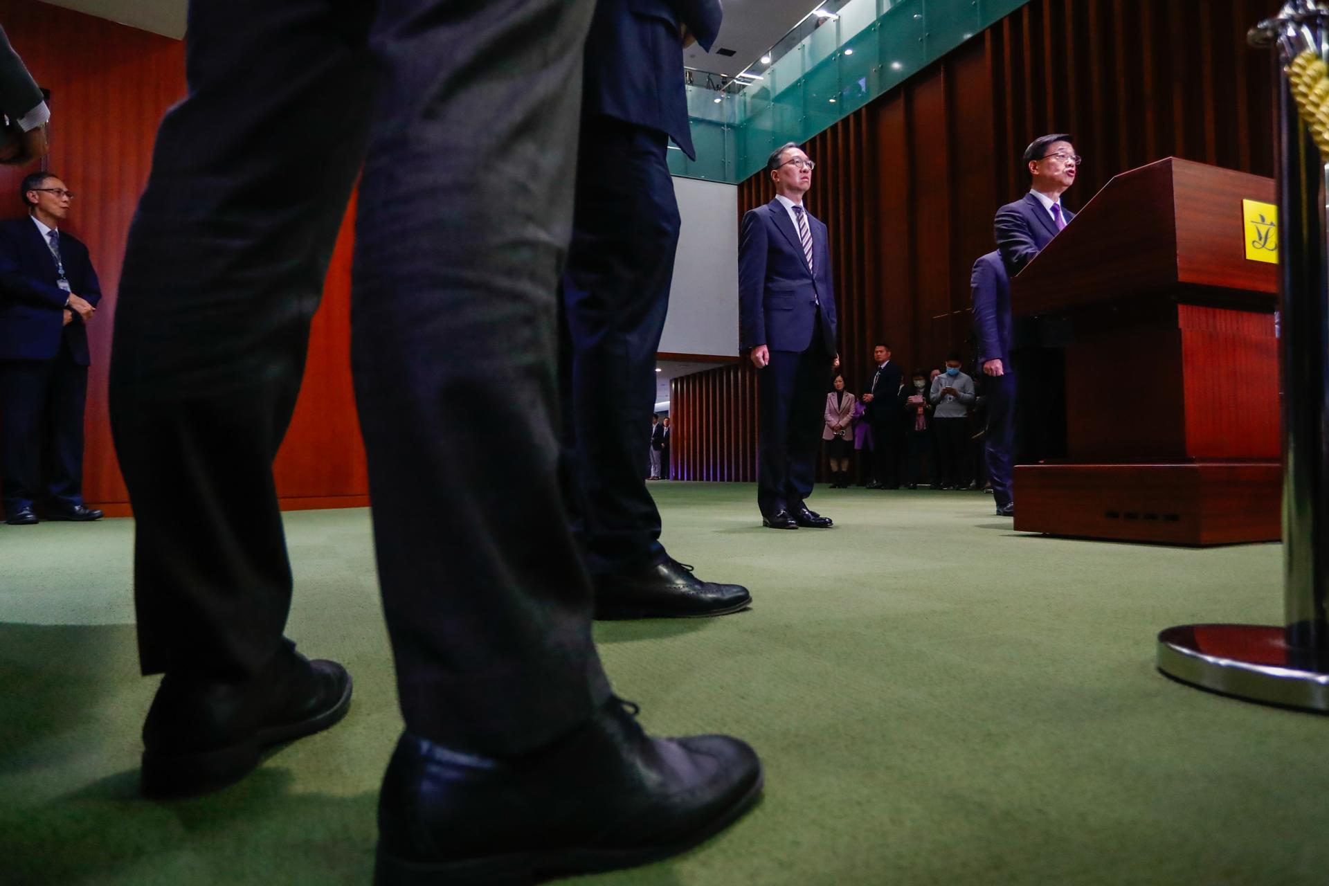 El Cap de Govern de Hong Kong, John Lee Ka-Chiu, parla amb la premsa al Consell Legislatiu, després que l'Article 23 fos aprovat com a legislació, a Hong Kong (Fotografia de Daniel Ceng)