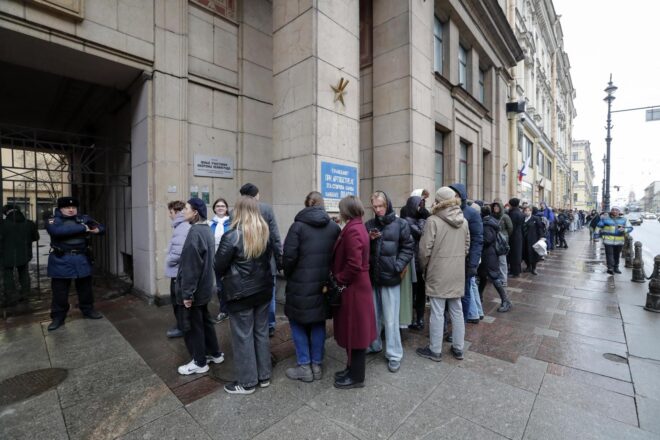 Llargues cues als col·legis electorals de Rússia per a protestar contra el règim de Putin