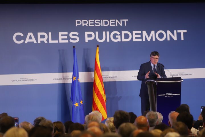 El president Carles Puigdemont, durant la conferència (fotografia: Albert Salamé).