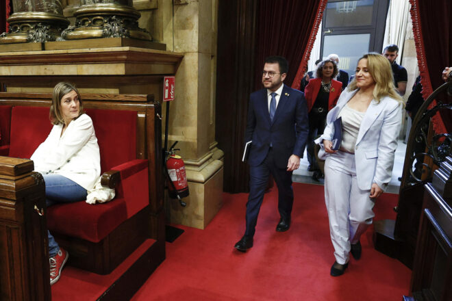 Albiach exigeix a Aragonès que surti a dir que atura el Hard Rock per a salvar el pressupost