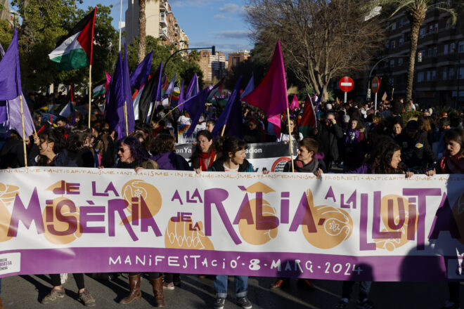 Milers de persones surten al carrer en les mobilitzacions del 8-M