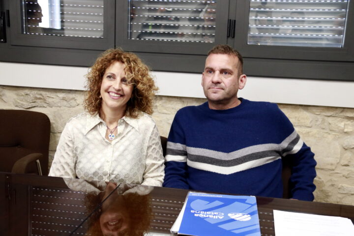 Elisabet Jové i Albert Puig, després d'haver aprovat la moció de censura (fotografia: ACN / Anna Berga).