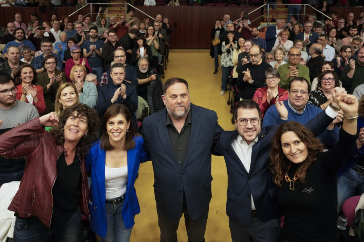Teresa Jordà, Marta Vilalta, Oriol Junqueras, Pere Aragonès i Laura Vilagrà, en l'acte d'ERC (fotografia: EFE/Enric Fontcuberta).
