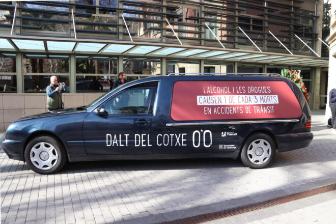 Dos vehicles fúnebres recorreran Catalunya per conscienciar sobre el perill de consumir alcohol i drogues en la conducció