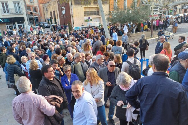 [VÍDEOS] Cues i expectació a Elna per la conferència de Puigdemont