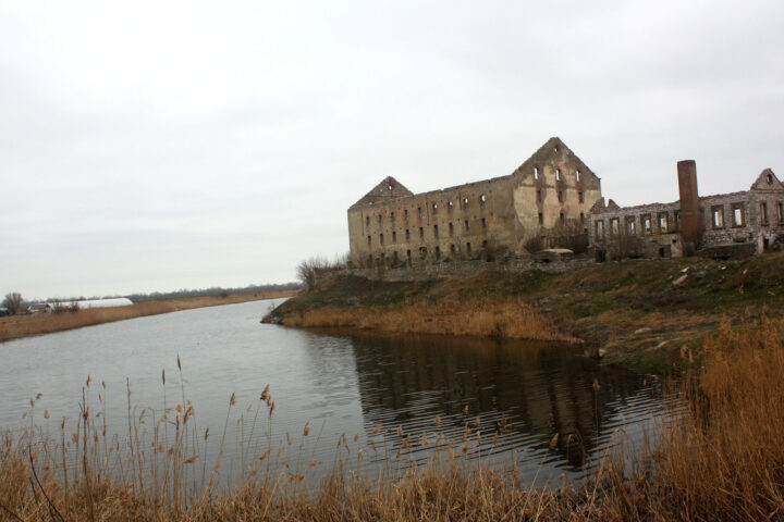 Fàbrica abandonada a Isaccea, a la riba del Danubi (fotografia: Júlia Bacardit).