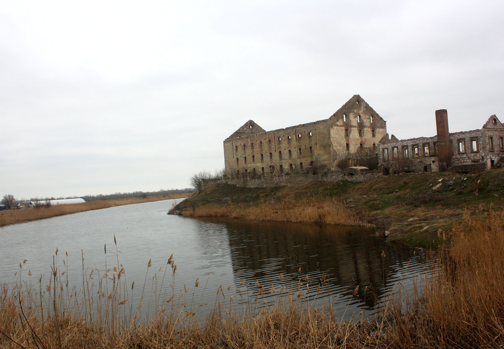 Fàbrica abandonada a Isaccea, a la riba del Danubi (fotografia: Júlia Bacardit).