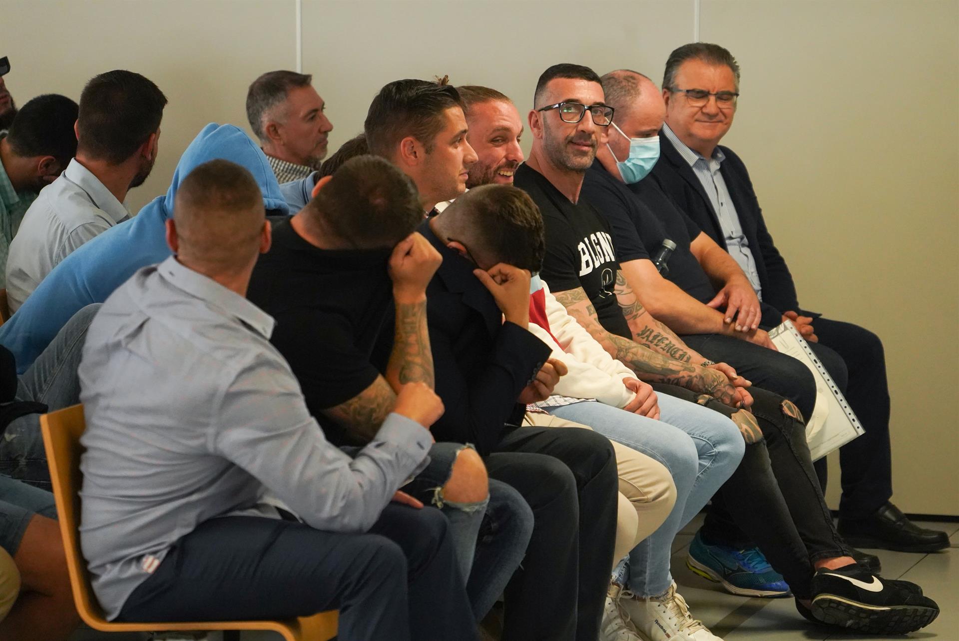 Alguns dels vint-i-vuit acusats per les agressions del 9 d'octubre del 2017 (fotografia: Europa Press / Eduardo Manzana).