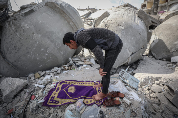 Un fidel prega entre les runes d'una mesquita de Gaza destruïda aquest febrer en un atac israelià (fotografia: Loey Ayyoub/The Washington Post)