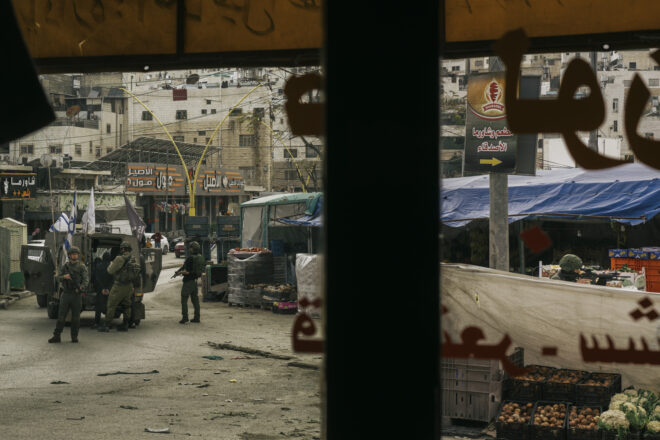 A l’Hebron ocupada per Israel, els palestins descriuen com és viure en “una presó”