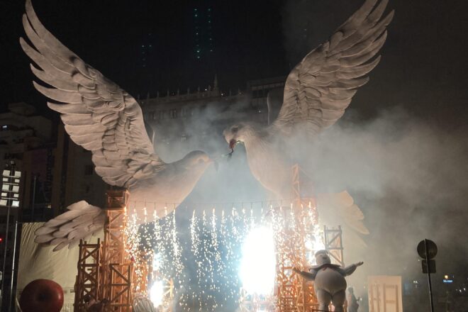 València s’acomiada de les Falles: crema la falla municipal