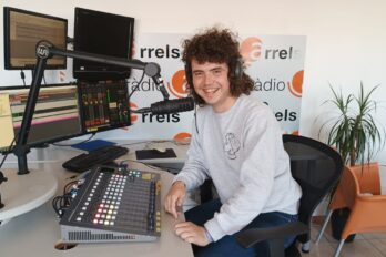 Una fotografia del periodista Miquel Martínez a l'estudi (Ràdio Arrels)